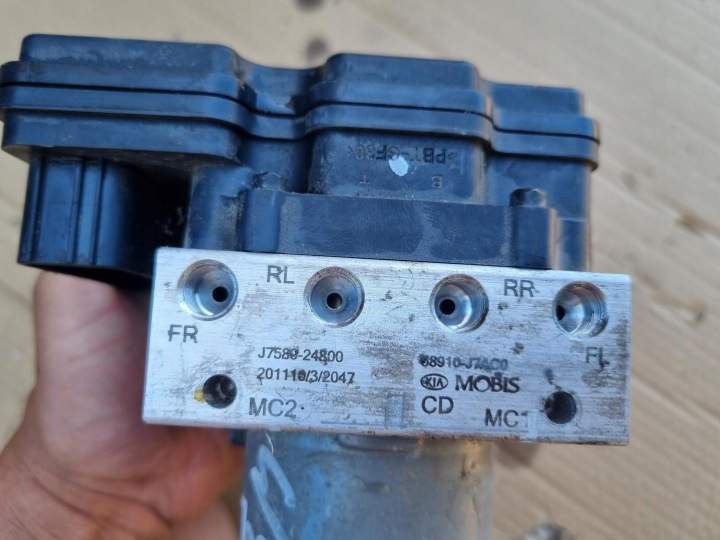 POMPE DE FREIN ABS KIA XCEED 1.5 61589-43200 58910-J7AC0 J7589-34800