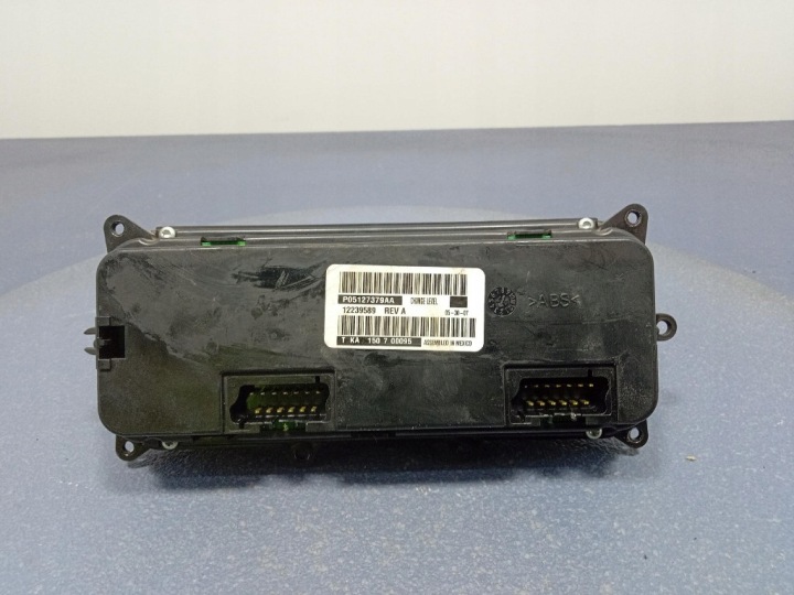 CHRYSLER VOYAGER IV LIFT 04- PANNEAU CLIMATISATION P05127379AA