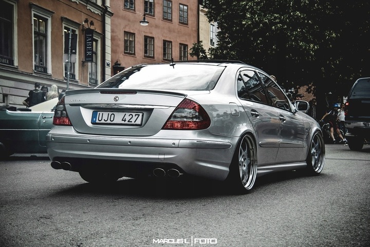 MERCEDES W211 SPOILER BRIDA AL TAPA DE MALETERO TIPO AMG CON ABS 