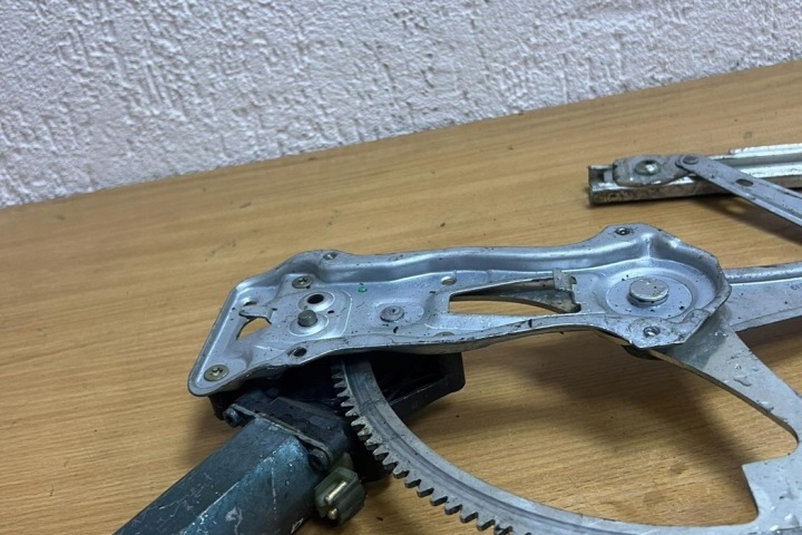 ÉLÉVATEUR VITRES PORTES ARRIÈRE AVEC MOTEUR MERCEDES-BENZ E (W210) 0130821671