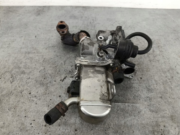 VANNE EGR AVEC RADIATEUR GAZ D'ÉCHAPPEMENT RENAULT SCENIC III 8200804050 147106293R