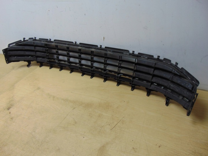 GRILLE DANS PARE-CHOCS CENTRALE VW GOLF VII SPORTSVAN