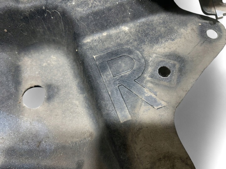 AUDI Q7 4M PROTECTION CHÂSSIS LATÉRALE 4M0825214