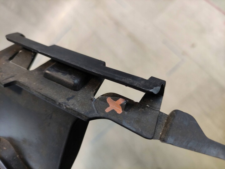 VW CADDY 2K5 GLISSIÈRE PARE-CHOCS DROIT AVANT 2K5807724