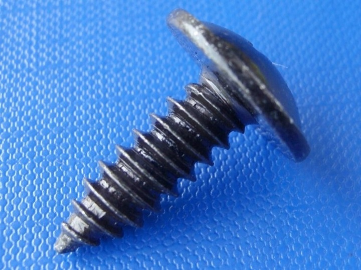 TORNILLO DE MONTAJE CUBREPASOS FI 6,2 19MM HYUNDAI KIA DIFERENTES MODELOS (10X) 