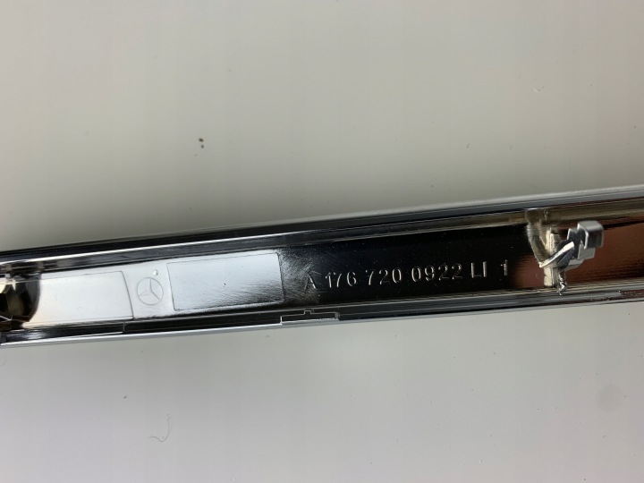 MOULURE DÉCORATIVE FLANC PORTES GAUCHE AVANT W176 12-