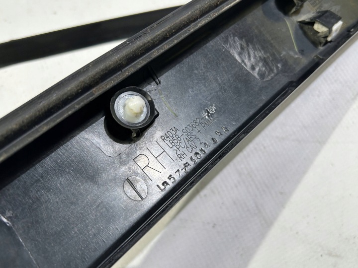 MOULURE PARE-BRISE MONTANTS DROITE FORD EXPLORER VI 2020R-