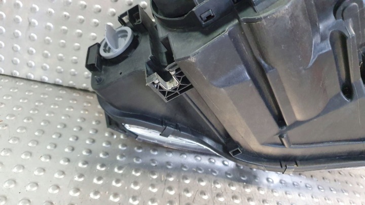 PHARE AVANT GAUCHE XÉNON AUDI A4 B7 8E0941029AS 04-