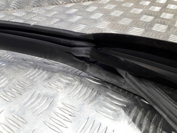 MERCEDES E W207 JOINT D'ÉTANCHÉITÉ VITRE DROITE A2076710120
