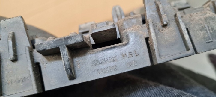 A6 C8 4K GLISSIÈRE POIGNÉE FIXATION BAGUETTES SEUIL GAUCHE 4K0853921