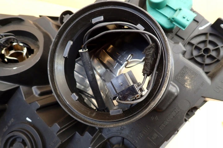 TRAFIC III VIVARO B PHARE GAUCHE AVANT AVANT 1EE011565-01 260606315R OE