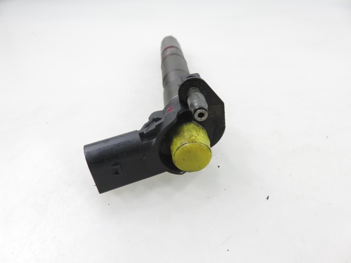 INJECTEUR AUDI A4 B8 2.0 TDI 0445116030 03L130277
