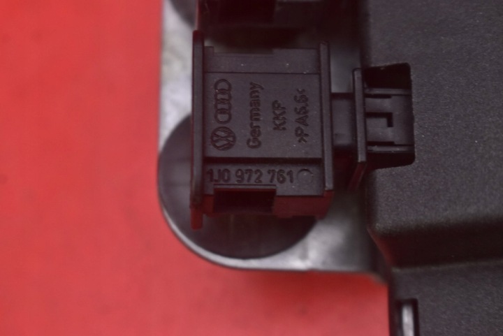 AMPLIFICATEUR ANTENNES 8P0035225D AUDI A3 8P 03-05