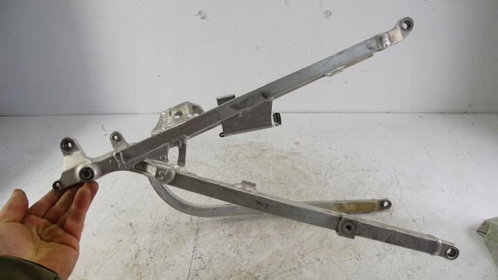 S98 HONDA CRF 450 X QUEUE CHÂSSIS ARRIÈRE PLASTIQUE FIXATION
