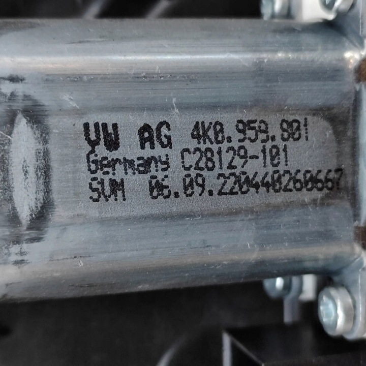 SKODA ENYAQ IV 2024 AVANT CÔTÉ GAUCHE ÉLÉVATEUR VITRES PORTES AVEC MOTEUR