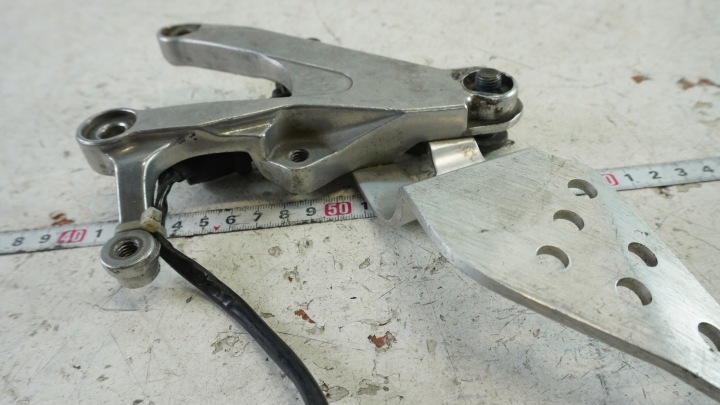 I909 YAMAHA YZF R6 RJ03 98-02 SET FIXATION PODNOZKA