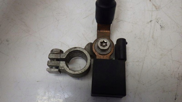 SERRE-CÂBLE POSITIVE FIL MERCEDES VITO W639 A6395460121
