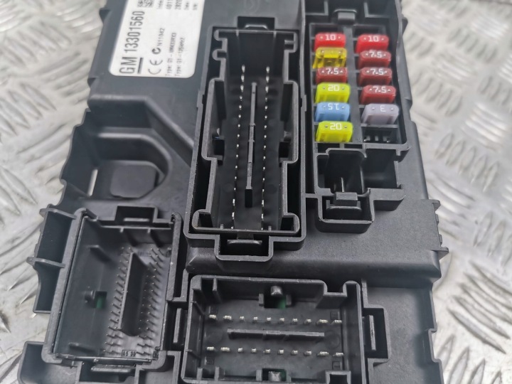 MODULE FUSIBLE OPEL CORSA D OE 13301560 DC