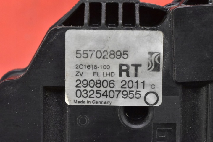 SERRURE DE PORTE GAUCHE AVANT AVANT EUROPE 55702895RT OPEL CORSA D 04-11