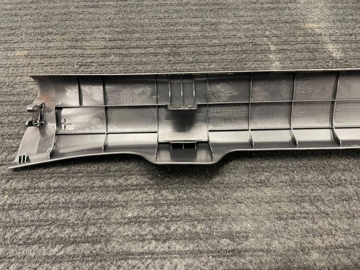 TOYOTA RAV 4 (XA50) MOULURE SEUIL AVANT