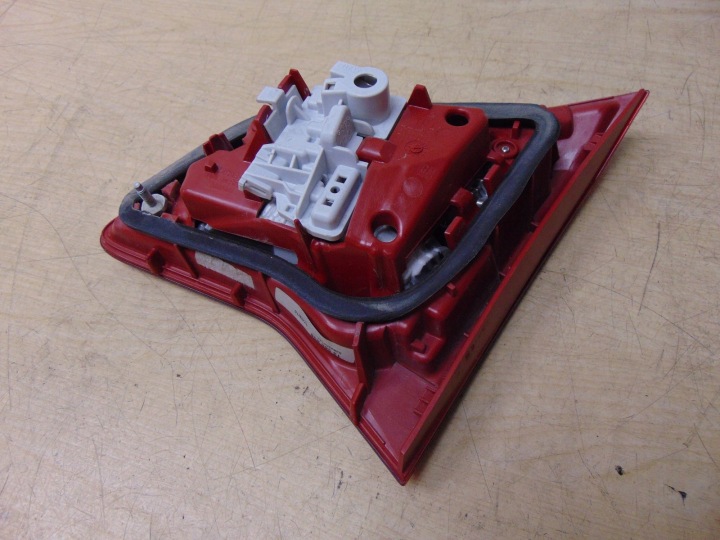 PHARE GAUCHE ARRIÈRE DANS COUVERCLE DE COFFRE OPEL MERIVA B 13260838