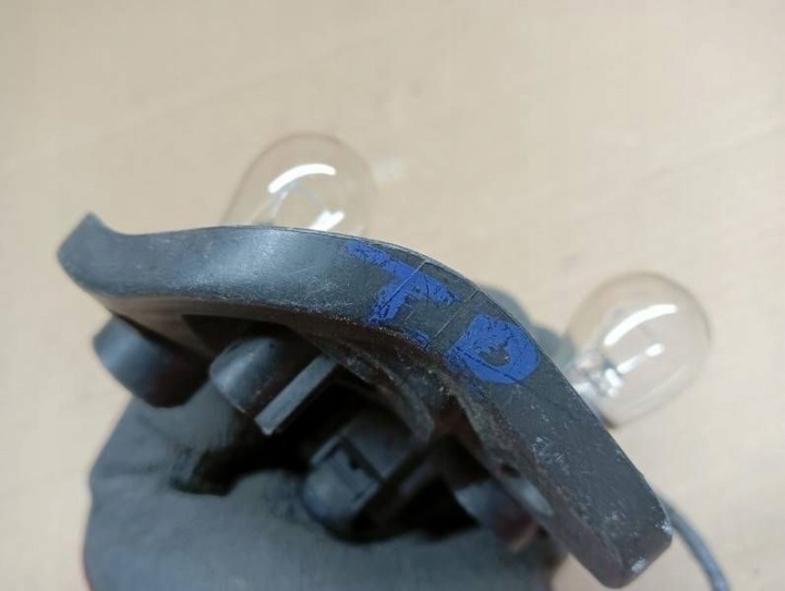 AUDI A4 B8 BERLINE DOUILLE D'AMPOULE DROIT ARRIÈRE AILE 166964
