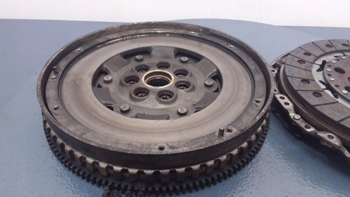 RENAULT LAGUNA II 1.9 DCI EMBRAYAGE VOLANT BIMASSE LUK 324039310
