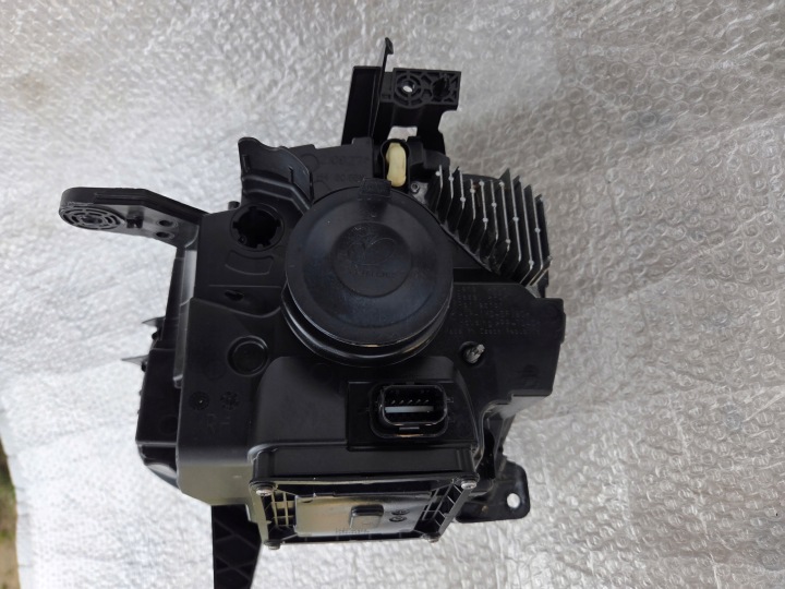 RENAULT TWINGO III LIFT PHARE DROITE LED 260105001R