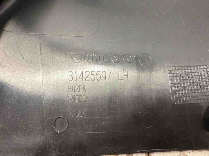 GAUCHE LATÉRALE PROTECTION MONTANTS VOLVO XC60 31425697 2.0L 2023