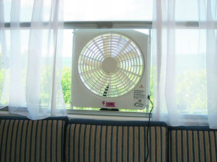 VENTILATEUR VITRES DE TOIT 12V DANS KAMPERACH FIAMMA