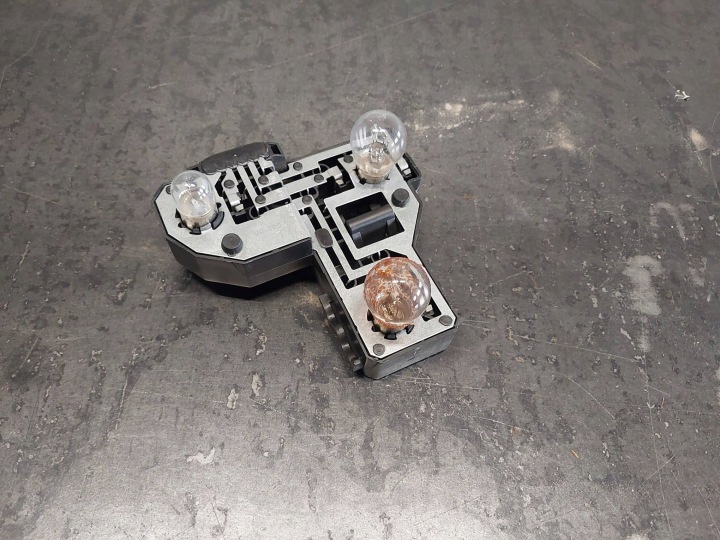 DOUILLE D'AMPOULE ARRIÈRE GAUCHE MERCEDES-BENZ CLK A208 W208 147867 147865-00
