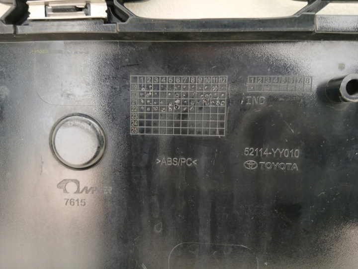TOYOTA COROLLA E21 GR UNIVERSEL HAYON 19- GRILLE CENTRALE PARE-CHOCS AVANT 53102-YY0