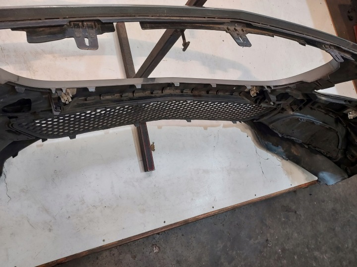 PARE-CHOCS GLISSIÈRE MERCEDES W205 14-18ROK AVANT NR W553