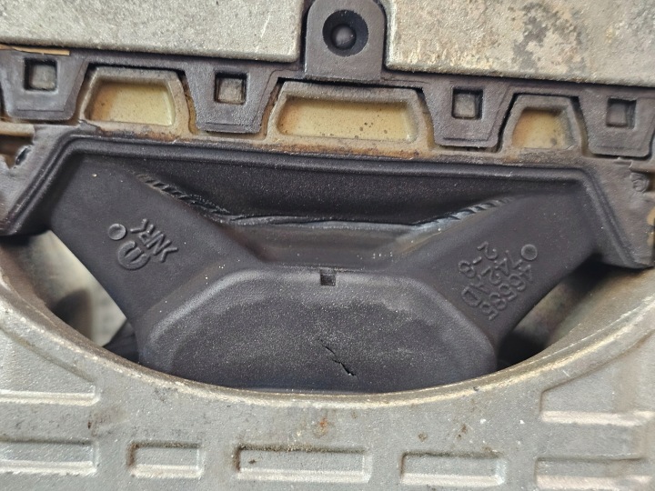 CHRYSLER PACIFICA 17- COUSSIN POIGNÉE MOTEUR 3.6B 68224742AD USA