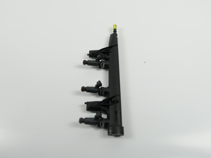 MOULURE INJECTION INJECTEUR CARBURANTS ENSEMBLE PEUGEOT 208 2008 1.2 VTI HMZ