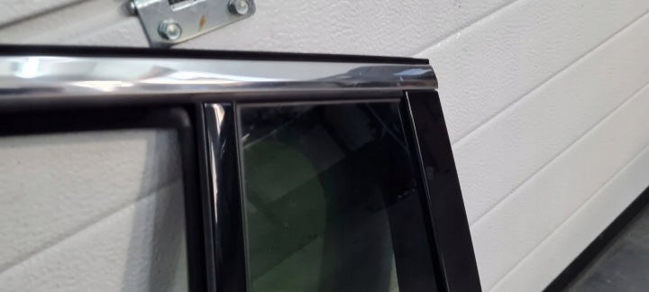 JEEP GRAND CHEROKEE WL 2022 JOINT D'ÉTANCHÉITÉ CAOUTCHOUC CHROME VITRE GAUCHE ARRIÈRE COURT