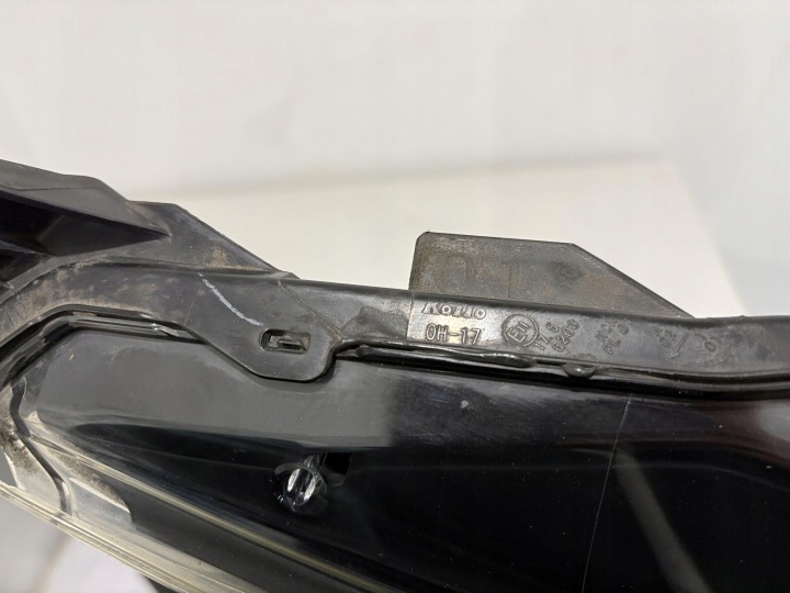 TOYOTA AYGO II 14-18 PHARE DROIT AVANT ORDINAIRE KOITO 0H-17 DROIT AVANT