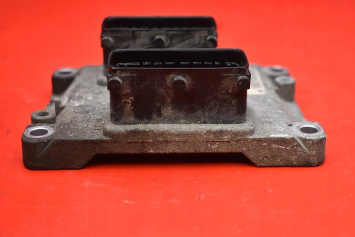 CONTRÔLEUR ORDINATEUR MOTEUR 55557933 OPEL CORSA D 1.2 16V 80 KM 06-11
