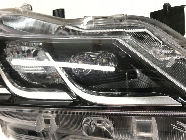 PHARE AVANT DROITE TOYOTA COROLLA E21 81130-02T30