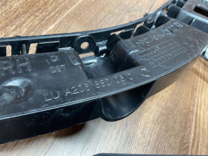 GLISSIÈRE PARE-CHOCS AVANT DROIT MERCEDES C-KLASA W206 A2068800601.