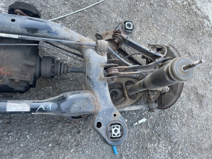CHÂSSIS BERCEAU CHÂSSIS SUSPENSIONS ARRIÈRE ARRIÈRE DIFFÉRENTIEL BMW E84 2.0D 177KM S-DRIVE