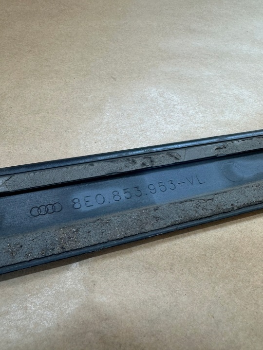 AUDI A4 B6 MOULURE PORTES GAUCHE AVANT AVANT 8E0853953