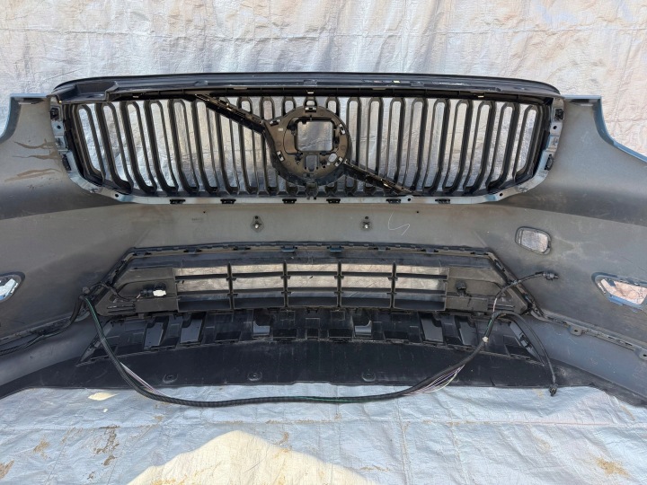 VOLVO XC40 LIFT 2022- PARE-CHOCS AVANT ORIGINAL E303