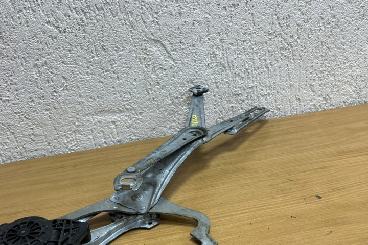 ÉLÉVATEUR VITRES PORTES ARRIÈRE AVEC MOTEUR MERCEDES-BENZ E (W210) 0130821708