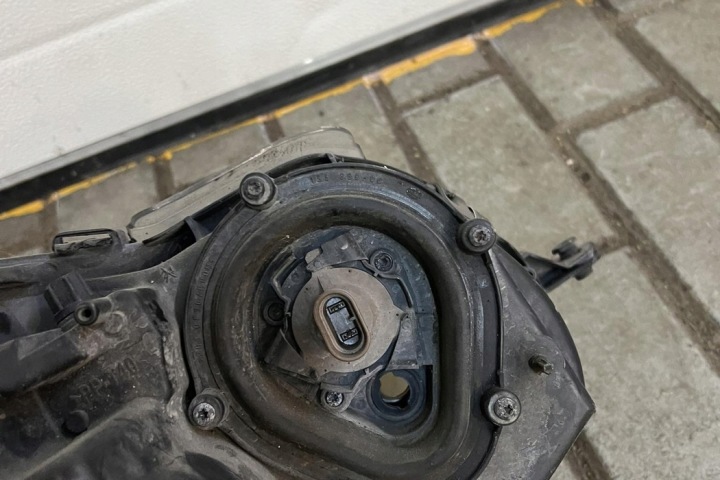 PROTECTION AVANT GAUCHE PHARES MERCEDES-BENZ E (W211) 15436100 2.2L DIESEL