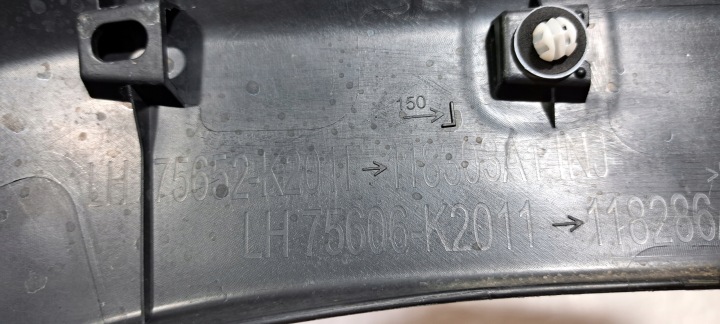 TOYOTA YARIS CROSS MOULURE AILE GAUCHE ARRIÈRE 75652-K2011