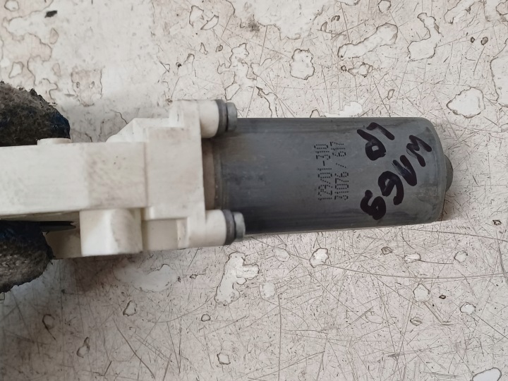MERCEDES W169 04- PETIT MOTEUR PODNSZENIA VITRES GAUCHE AVANT 2PIN A1698201542