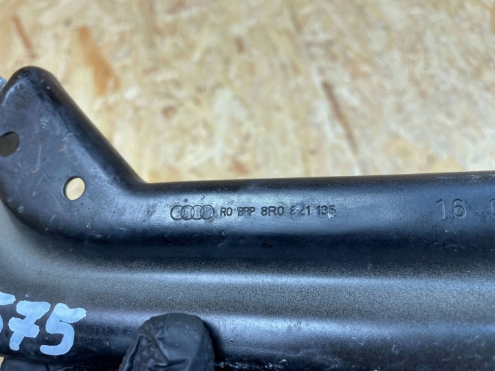 FIXATION SUPPORT POIGNÉE GARDE-BOUE AVANT GAUCHE AUDI Q5 I 8R 8R0821135 2008-
