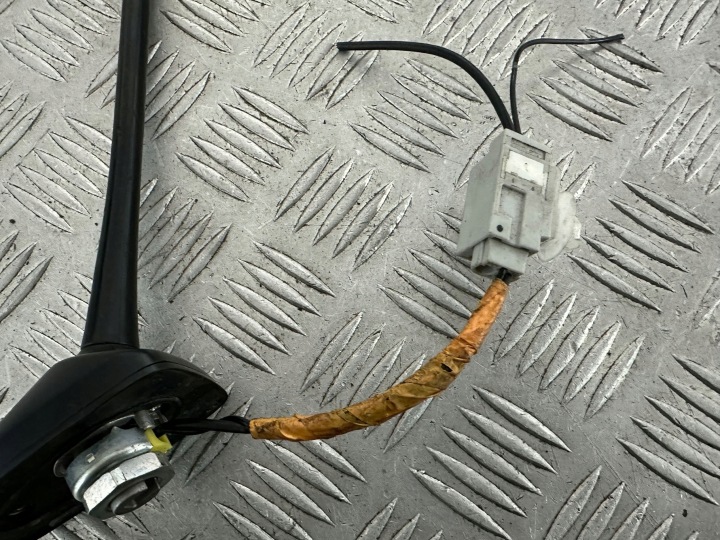 SUBARU FORESTER IV ANTENNE TOITS V3-07517C