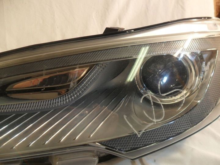 TESLA MODÈLE AVEC PROJECTEUR DROIT AVANT PHARE DROITE AVANT AVANT